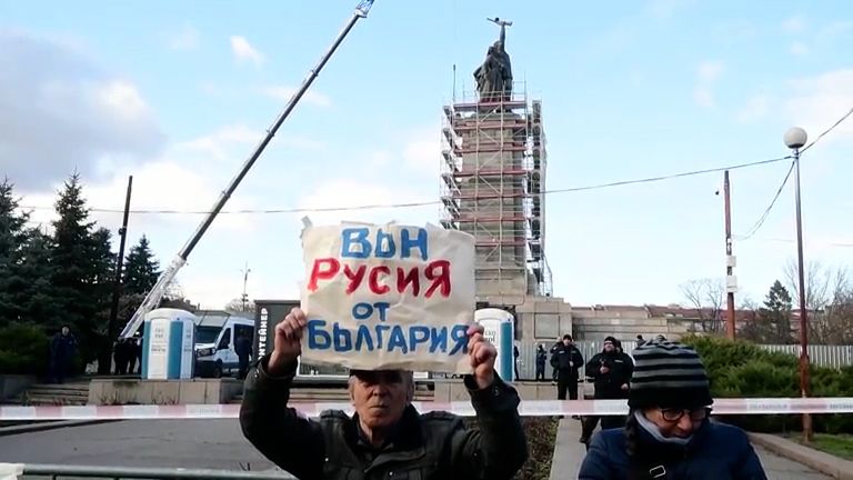 Bulhaři demontují obří pomník Rudé armády. Nad Sofií se tyčil sedm desetiletí